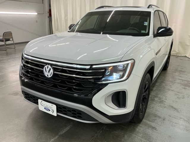 Used 2024 Volkswagen Atlas Peak Edition SE AWD/4WD image 10