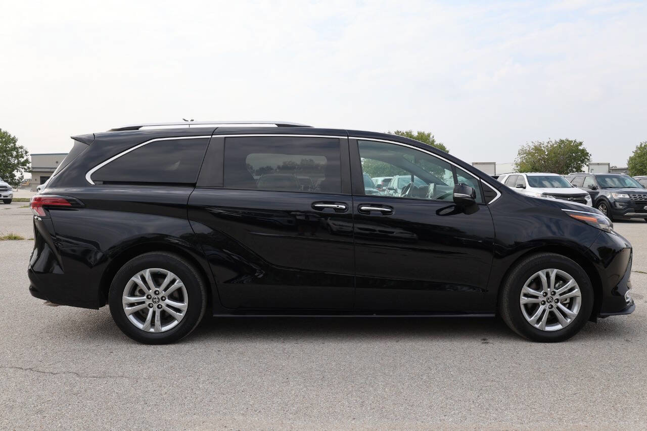 Used 2021 Toyota Sienna Platinum AWD/4WD image 7