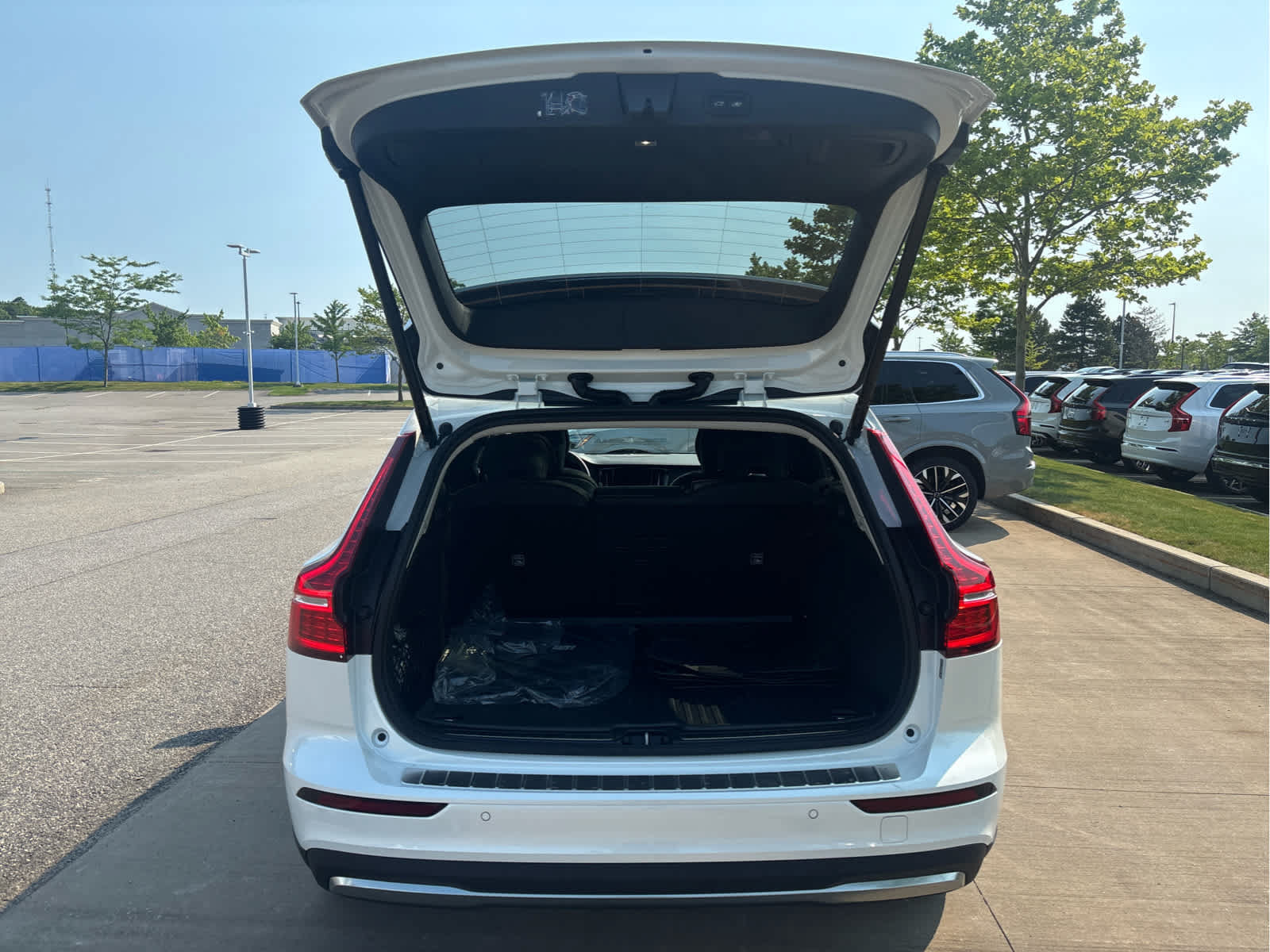 Used 2026 Volvo V60 B5 Cross Country Ultra w/ Protection Package Premier AWD/4WD image 9