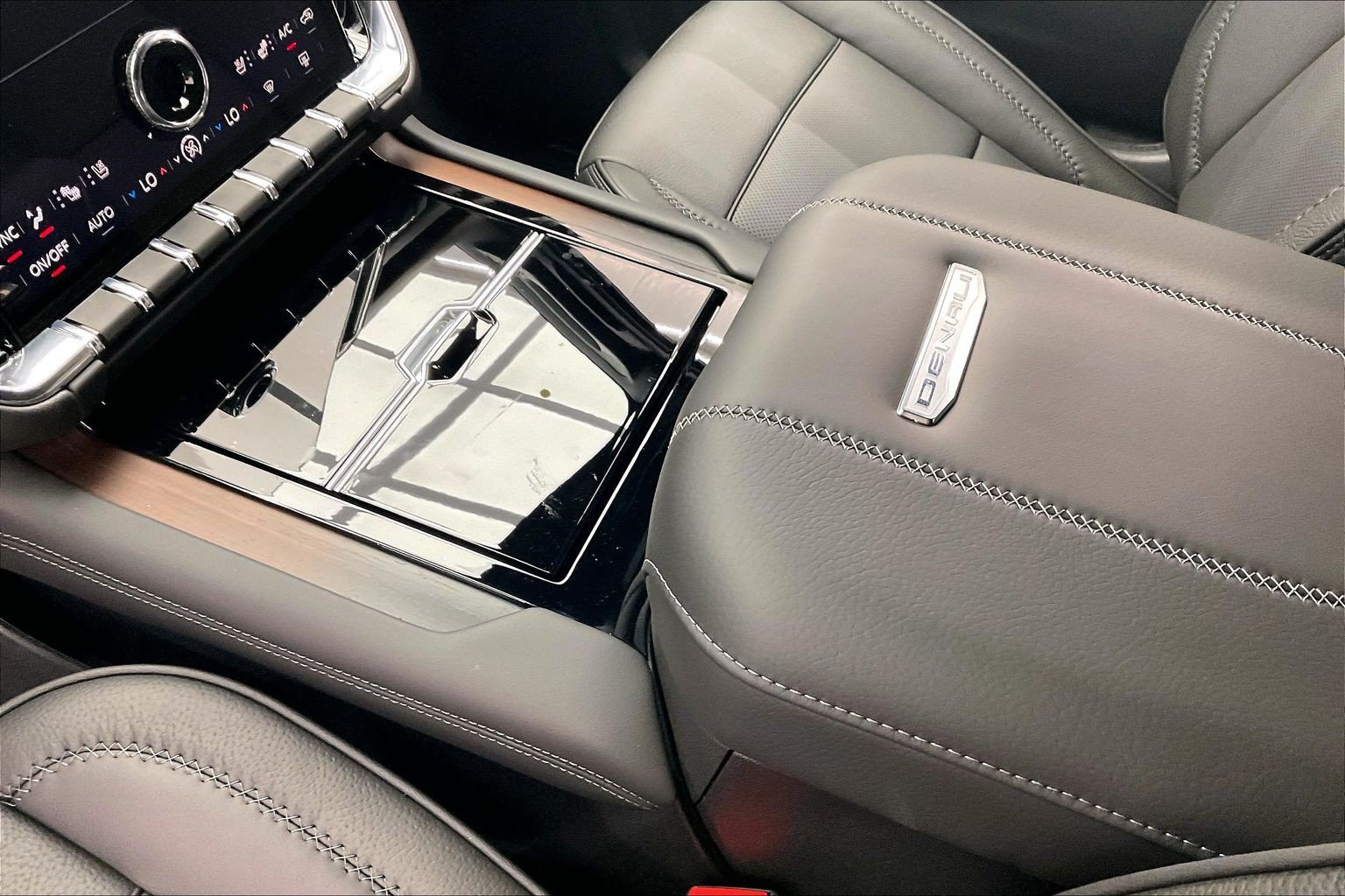 New 2026 GMC Yukon XL Denali w/ Denali Reserve Package AWD/4WD image 8