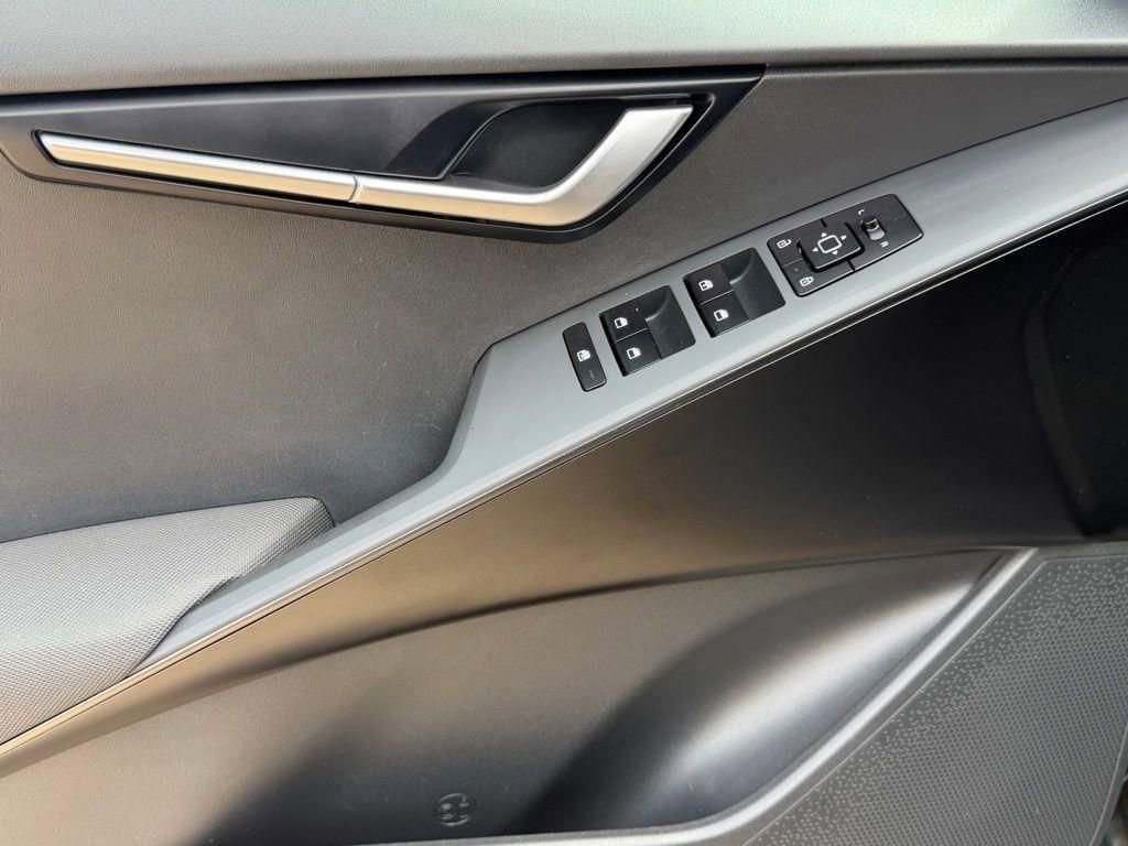 Used 2025 Kia Niro LX FWD image 11