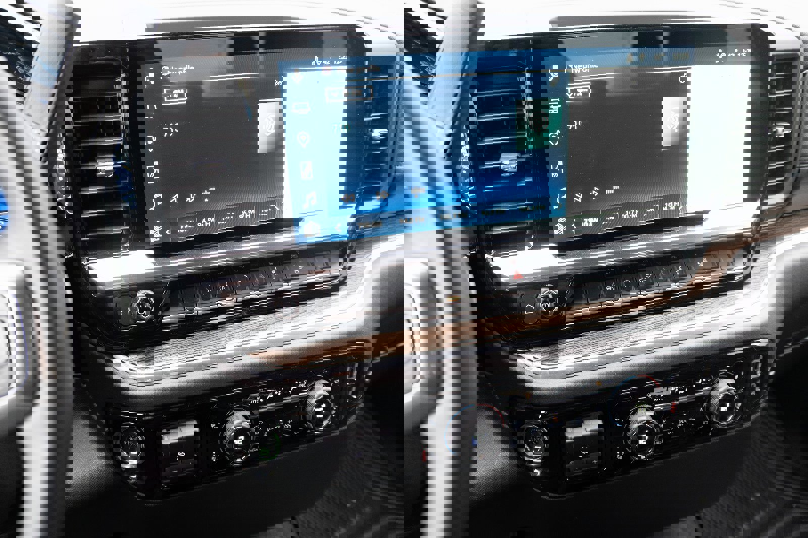 Used 2025 Chevrolet Silverado 1500 LT image 3