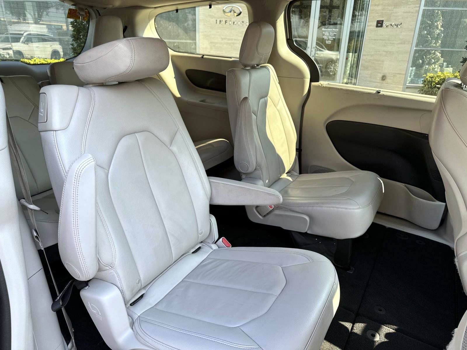 Used 2017 Chrysler Pacifica Touring-L image 17