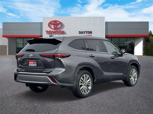 Used 2025 Toyota Highlander Platinum image 5