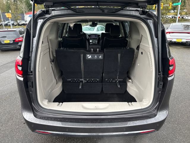 Used 2021 Chrysler Pacifica Touring-L image 15