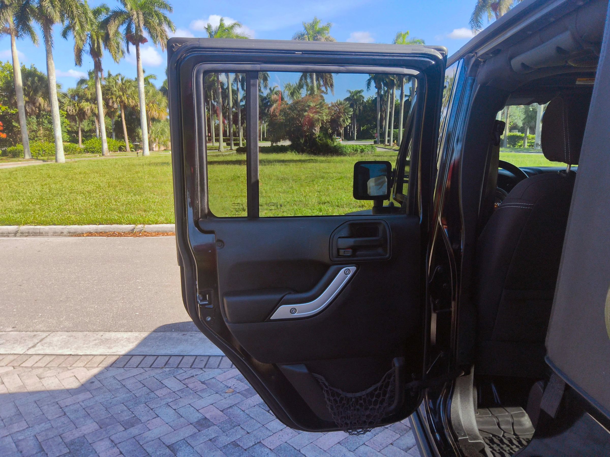 Used 2014 Jeep Wrangler Unlimited Rubicon w/ Connectivity Group AWD/4WD image 29