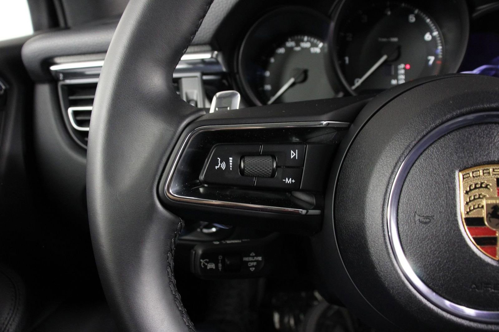 Certified 2025 Porsche Macan image 14