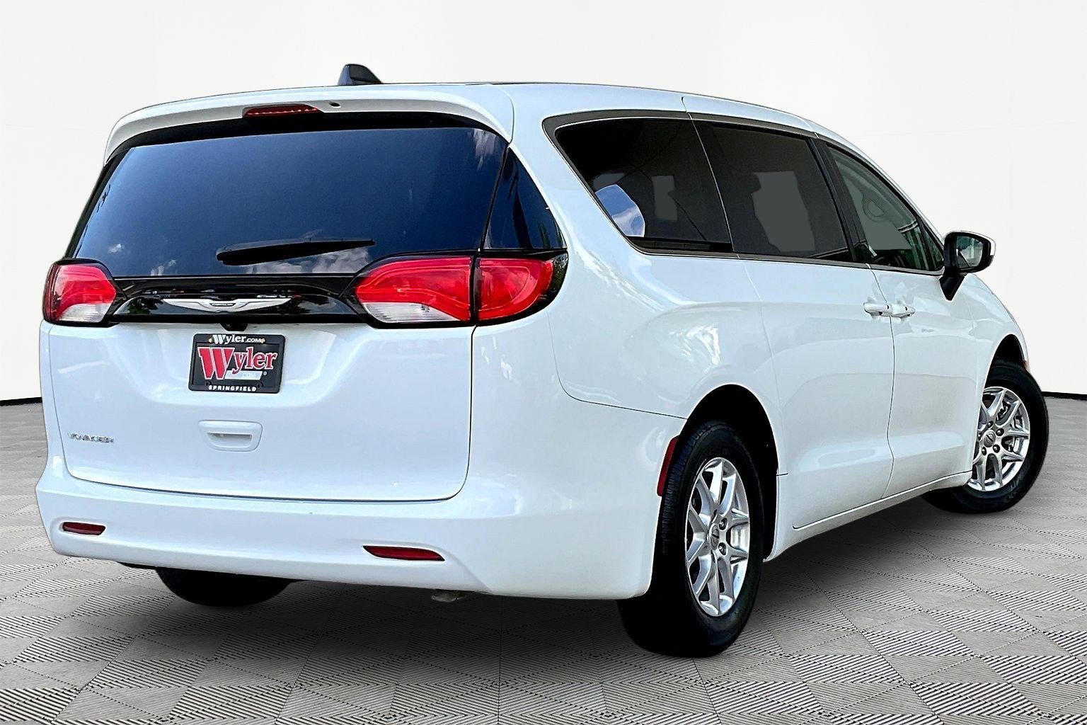 Used 2023 Chrysler Voyager LX FWD image 6