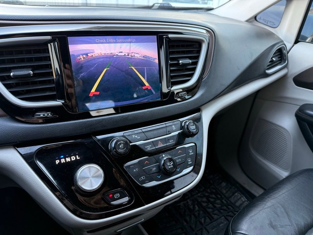 Used 2017 Chrysler Pacifica Touring-L image 12