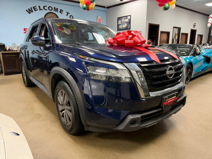 Used 2022 Nissan Pathfinder SV image 2