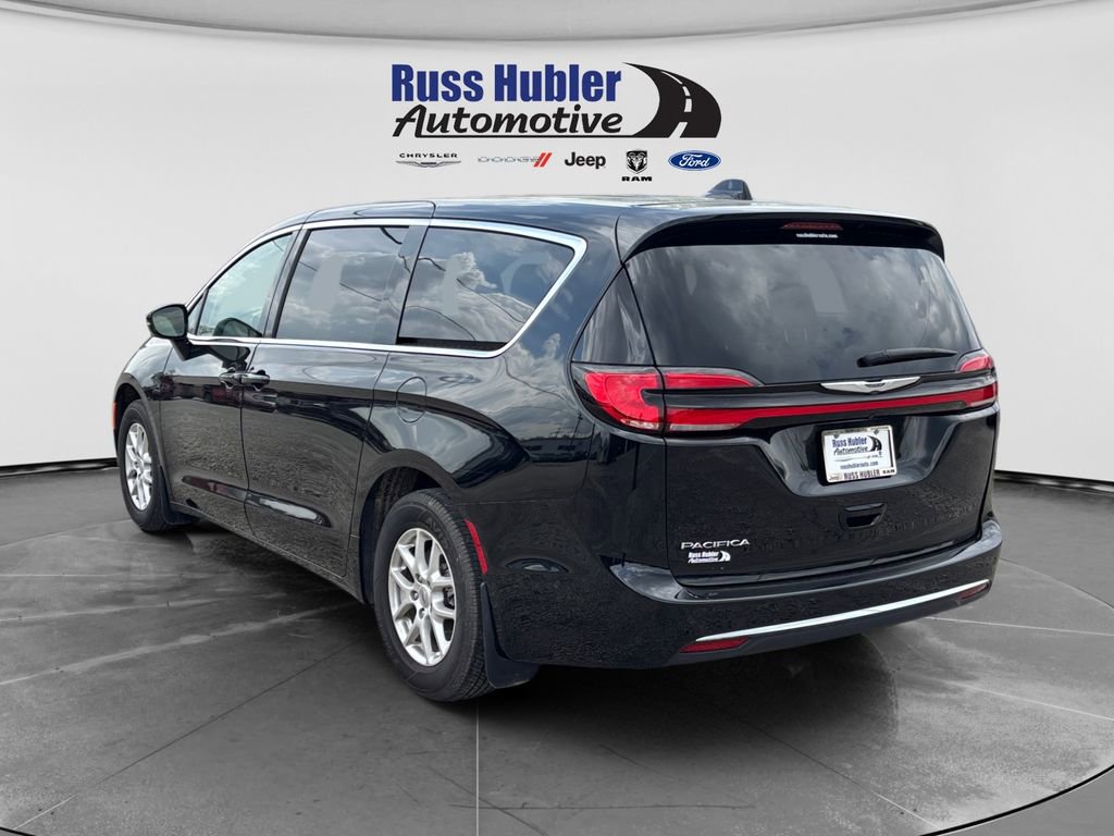 Used 2024 Chrysler Pacifica Touring-L FWD image 3