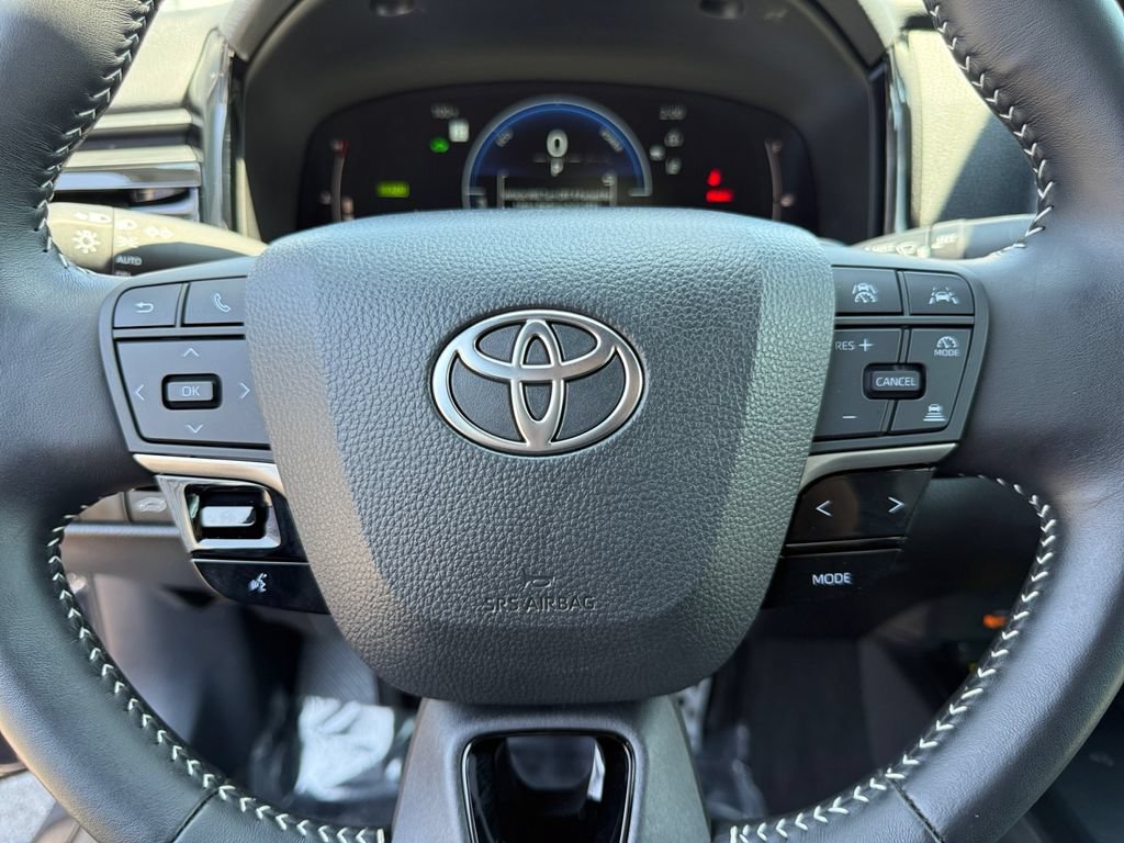 Used 2025 Toyota Camry SE w/ Convenience Package FWD image 18