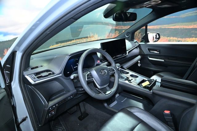 Used 2025 Toyota Sienna XLE Woodland Edition image 22