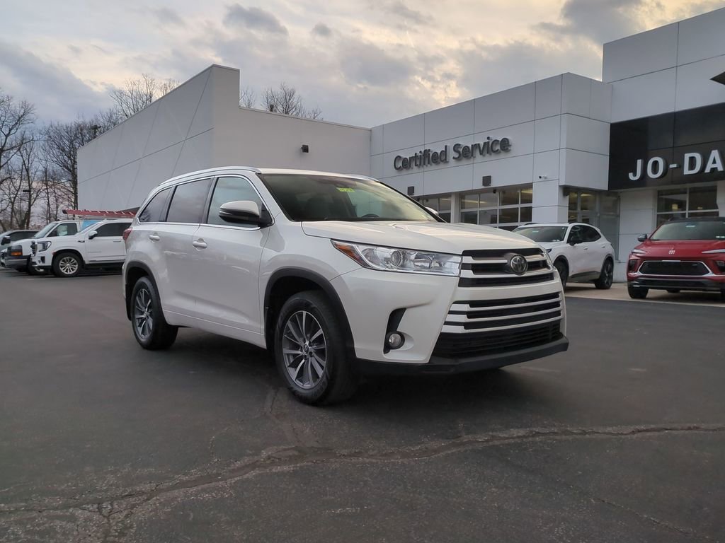 Used 2017 Toyota Highlander XLE image 3