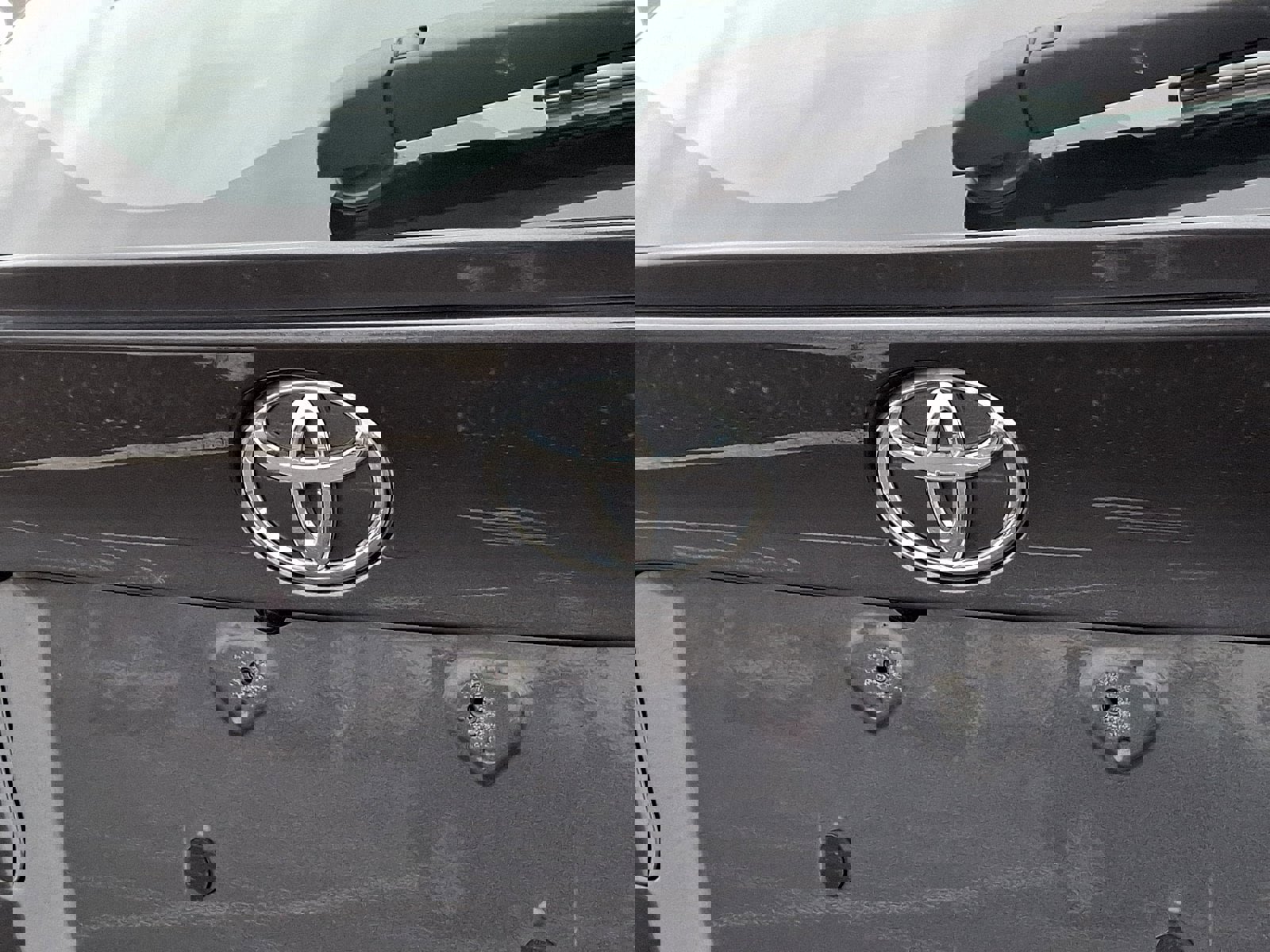 Used 2022 Toyota C-HR XLE image 30