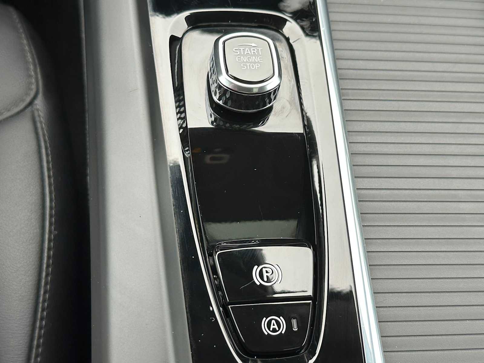 Used 2025 Volvo XC60 B5 Core w/ Protection Package Premier image 31