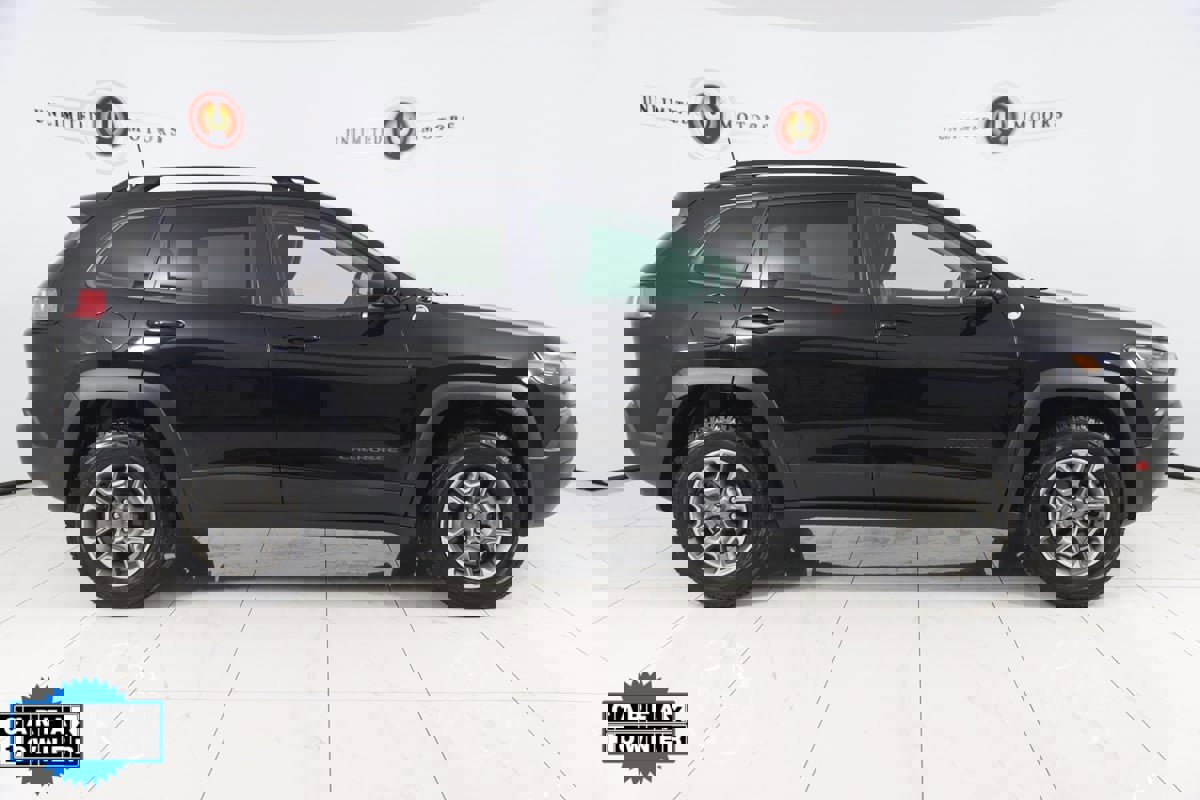 Used 2022 Jeep Cherokee Trailhawk image 2