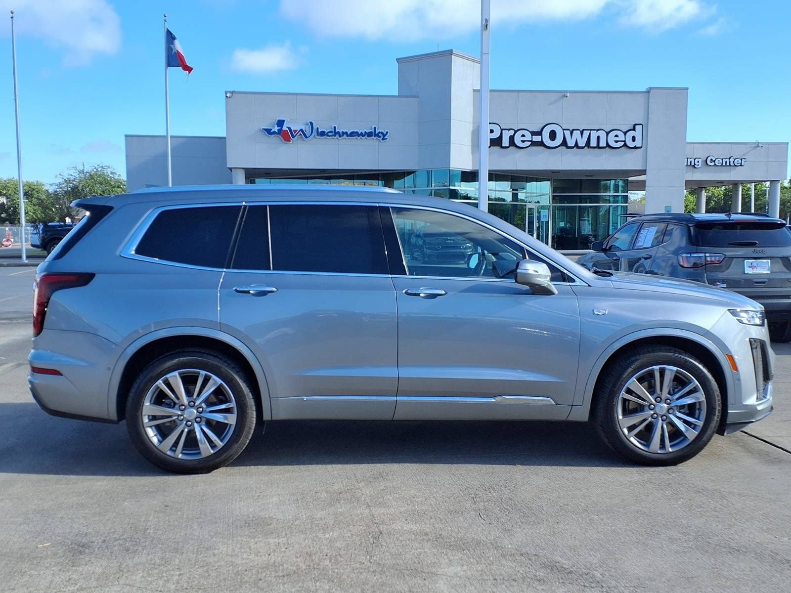 Used 2025 Cadillac XT6 Premium Luxury w/ Technology Package FWD image 4