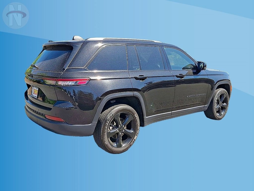 Used 2024 Jeep Grand Cherokee Altitude AWD/4WD image 8