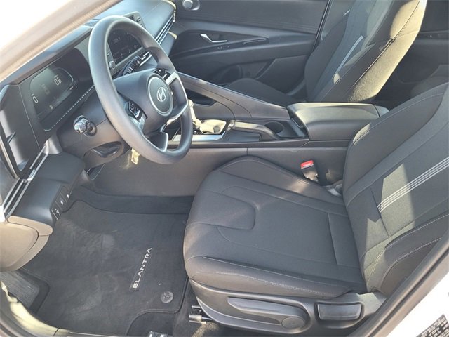 Used 2025 Hyundai Elantra SE image 13
