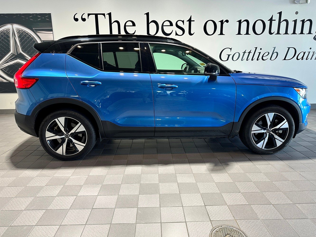 Used 2021 Volvo XC40 P8 Recharge w/ Advanced Package AWD/4WD image 3