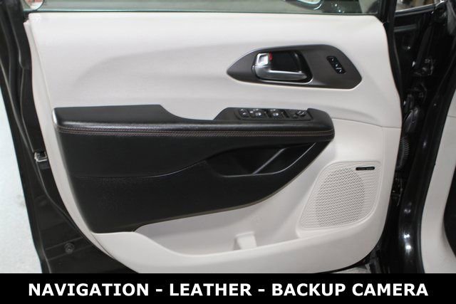 Used 2020 Chrysler Pacifica Touring-L Plus w/ Tire & Wheel Group image 13