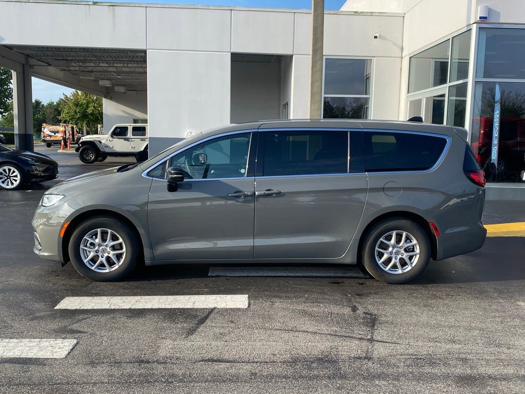 Used 2025 Chrysler Pacifica Select FWD image 6