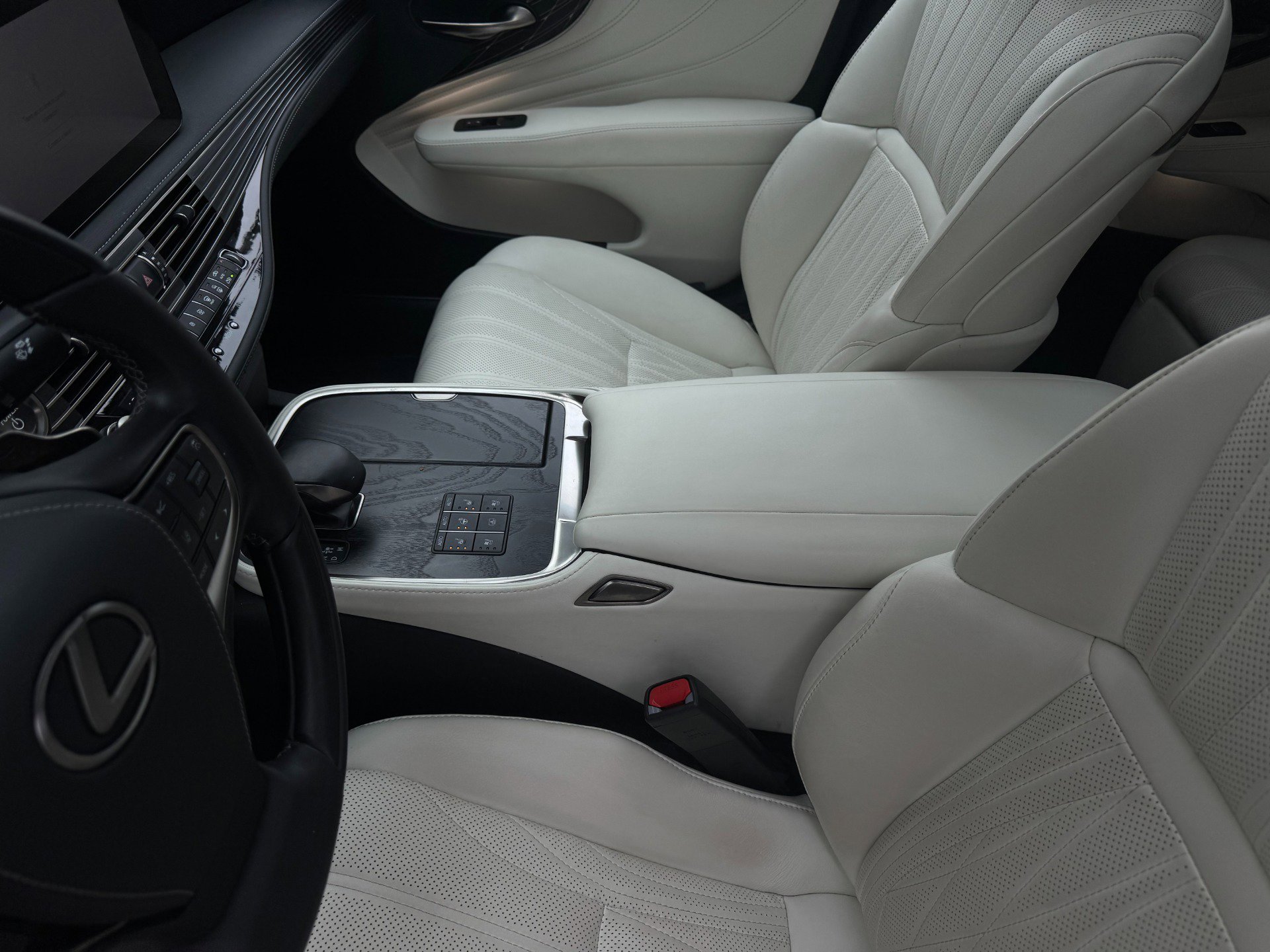 Used 2023 Lexus LS 500h AWD w/ Luxury Package image 25