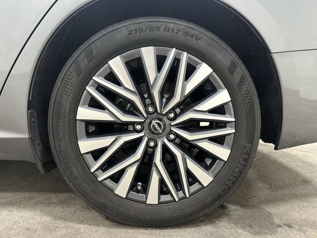 Used 2024 Nissan Altima 2.5 SV FWD image 12