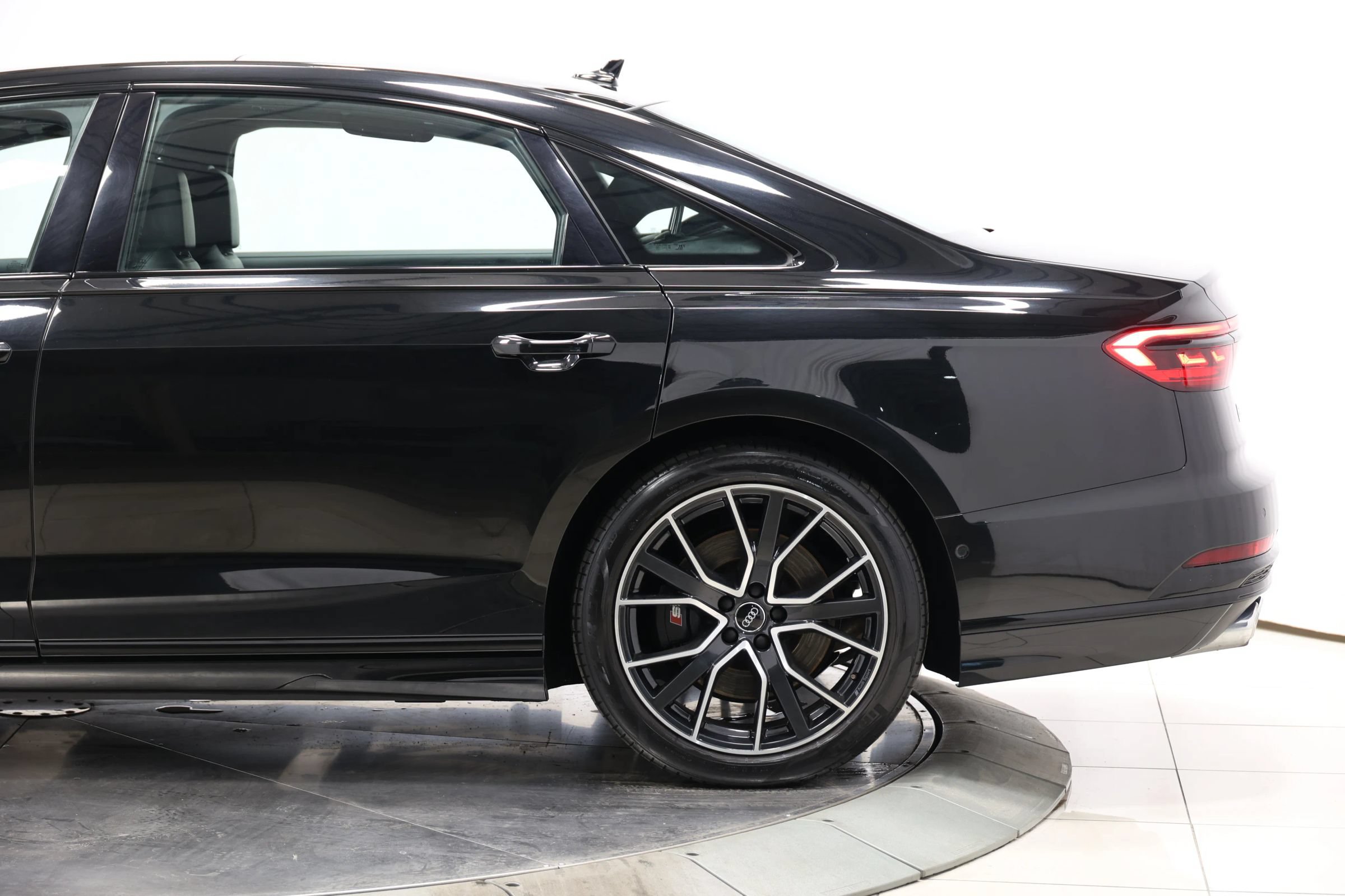 Used 2020 Audi S8 L w/ S8 Executive Package AWD/4WD image 9