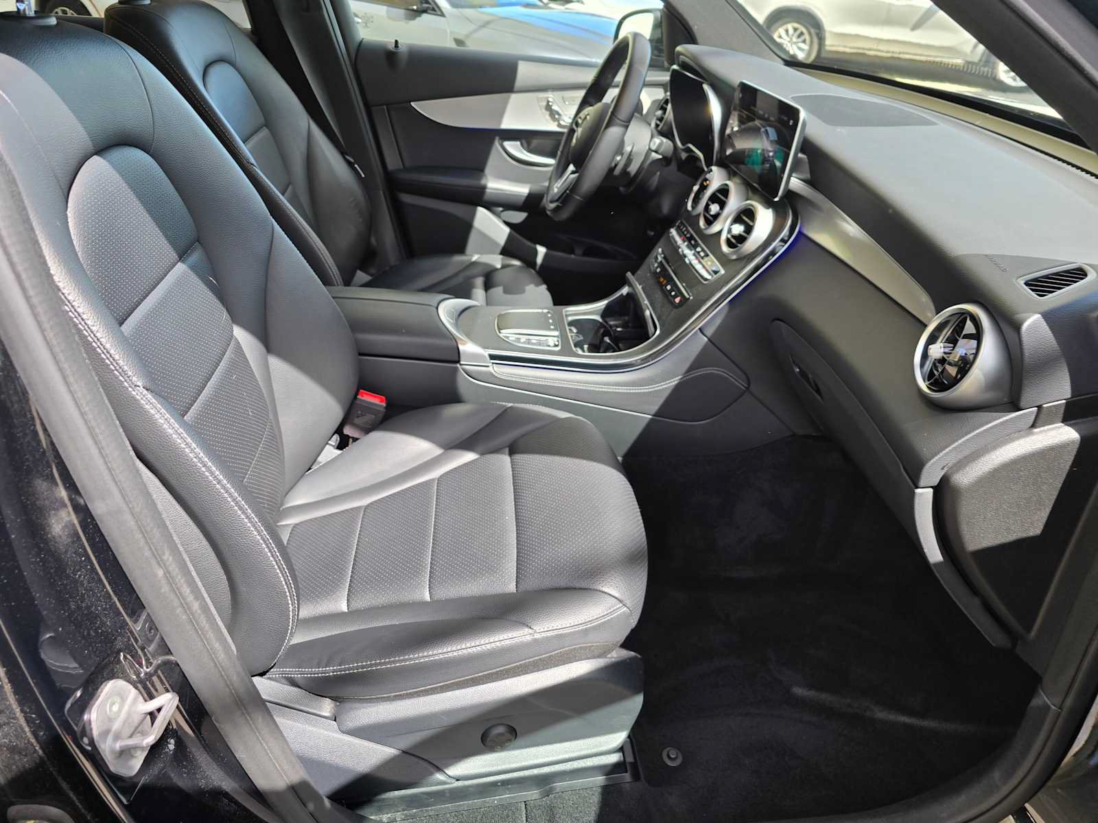 Used 2021 Mercedes-Benz GLC 300 4MATIC image 11
