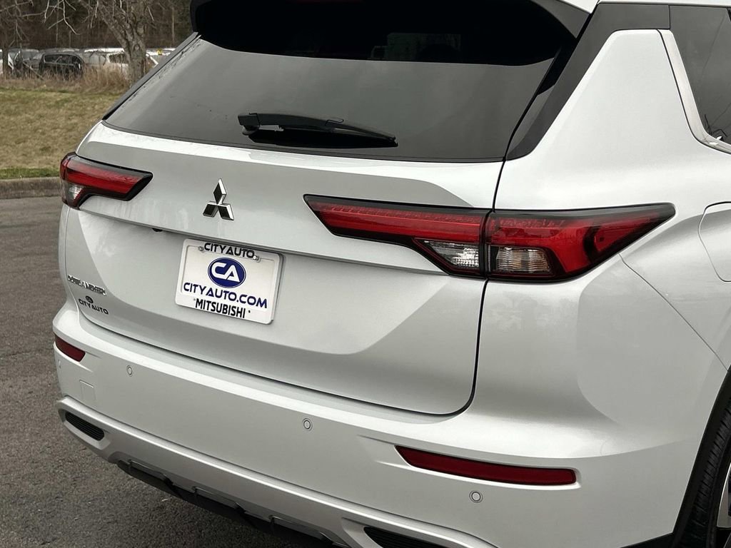 Used 2024 Mitsubishi Outlander SE image 12