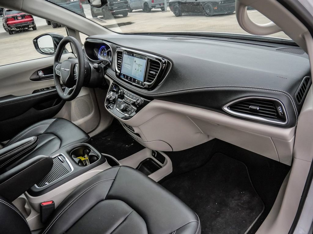 Used 2024 Chrysler Pacifica Touring-L image 14