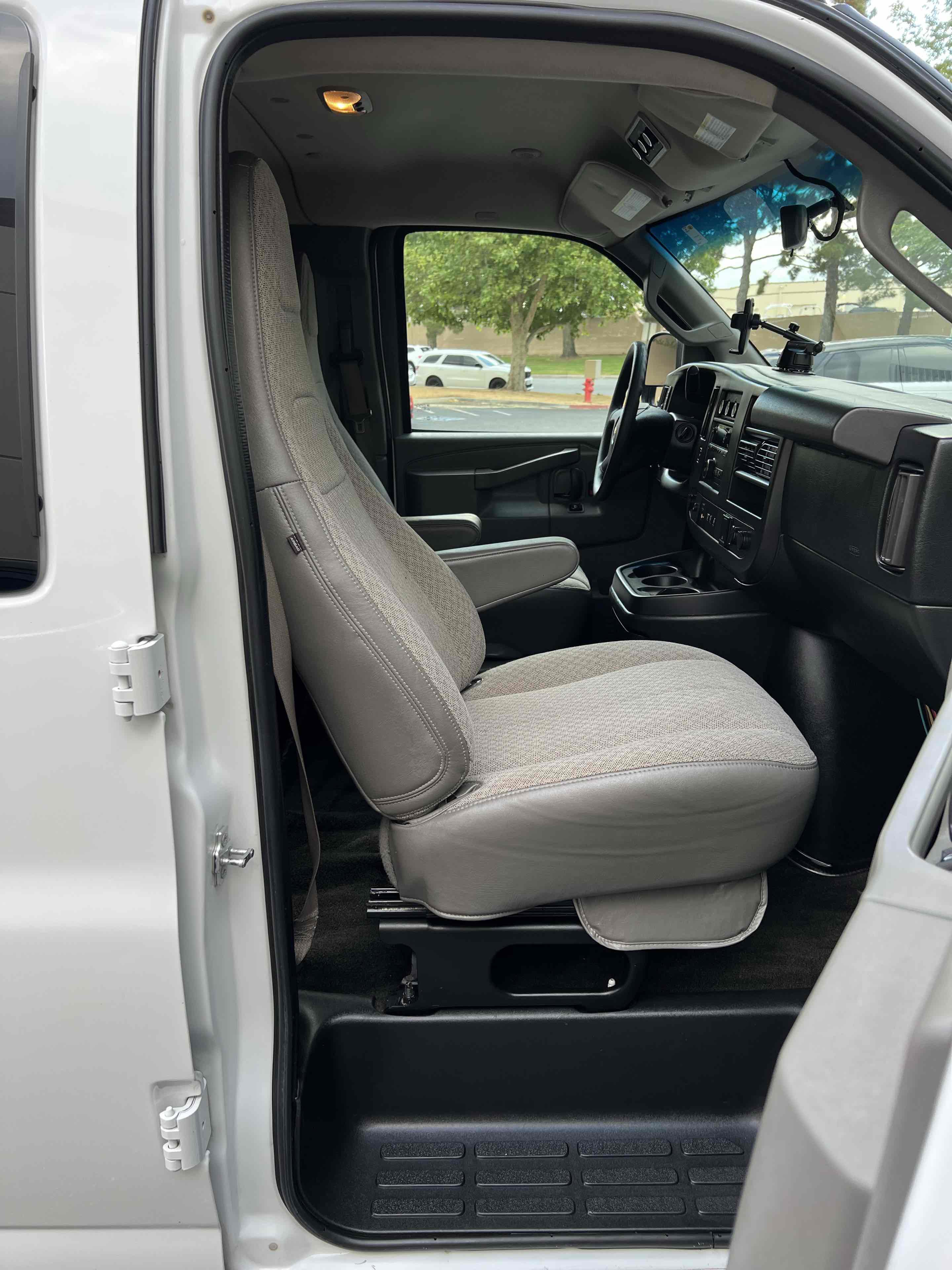 Used 2018 Chevrolet Express 3500 LT w/ LT Preferred Equipment Group RWD image 39