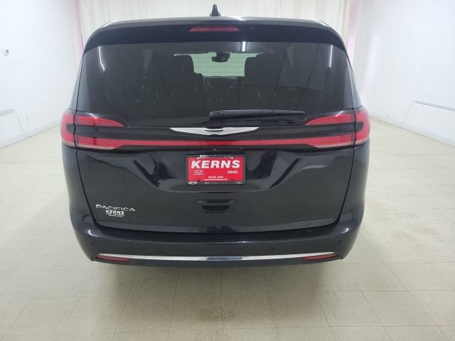 Used 2023 Chrysler Pacifica Touring-L FWD image 7