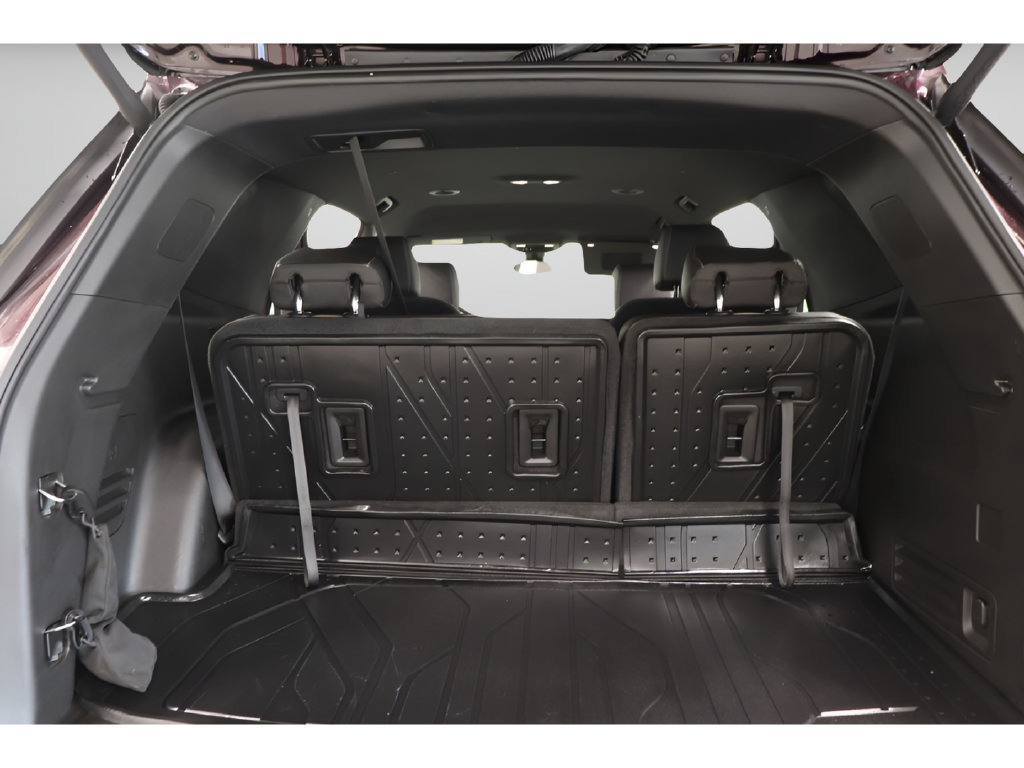 Used 2023 Chevrolet Traverse LT w/ LPO, Floor Liner Package AWD/4WD image 28
