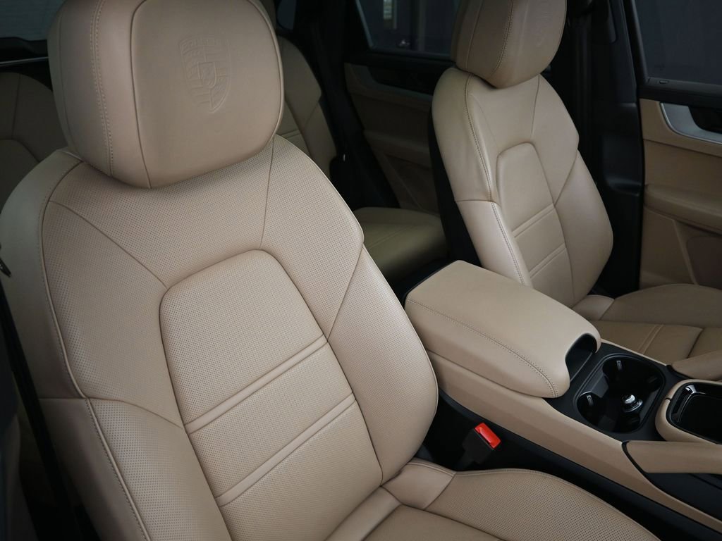 Certified 2024 Porsche Cayenne AWD/4WD image 30