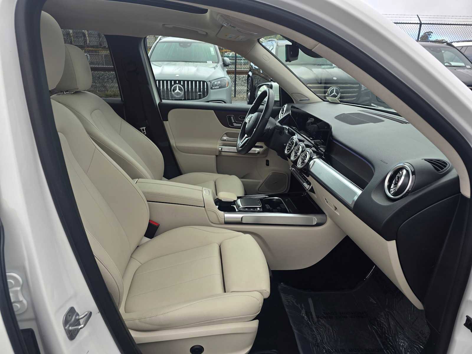 Used 2023 Mercedes-Benz EQB 300 4MATIC image 11