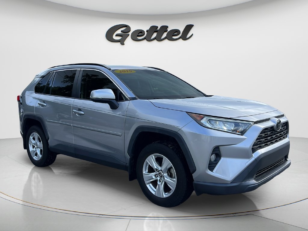 Used 2019 Toyota RAV4 XLE w/ Convenience Package FWD image 3