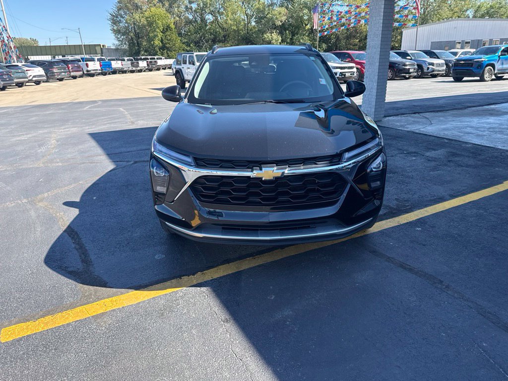 Used 2025 Chevrolet Trax LT FWD image 9