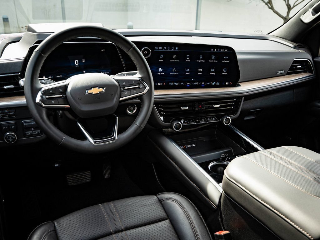 Used 2025 Chevrolet Tahoe High Country AWD/4WD image 4