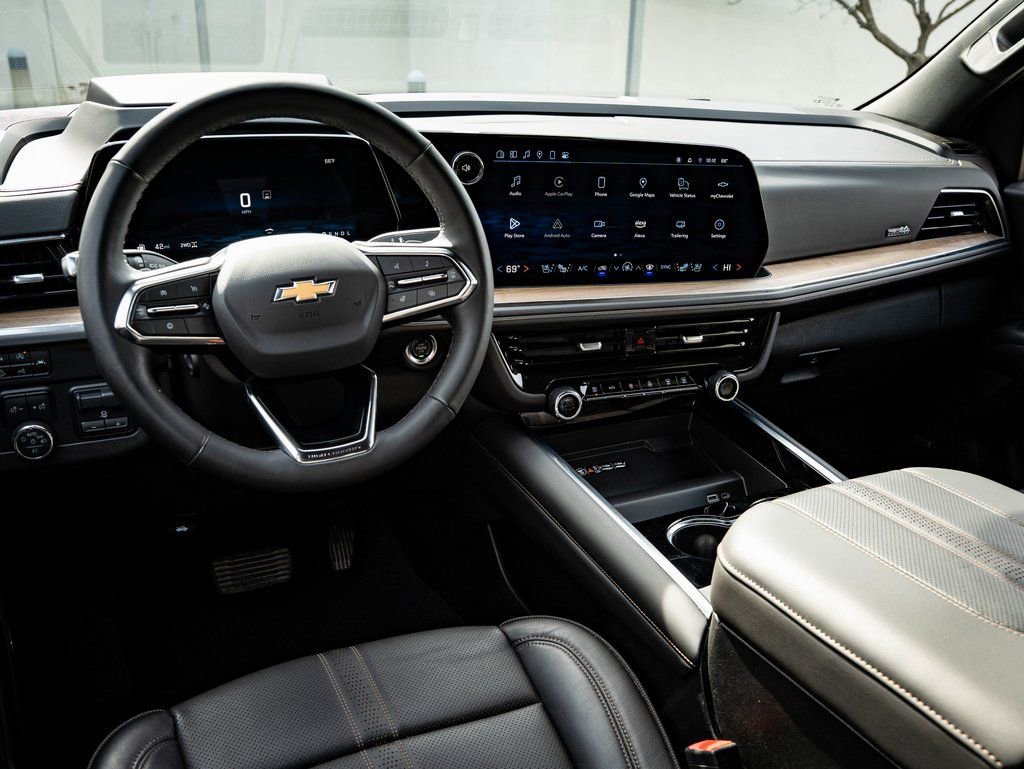 Used 2025 Chevrolet Tahoe High Country AWD/4WD image 4
