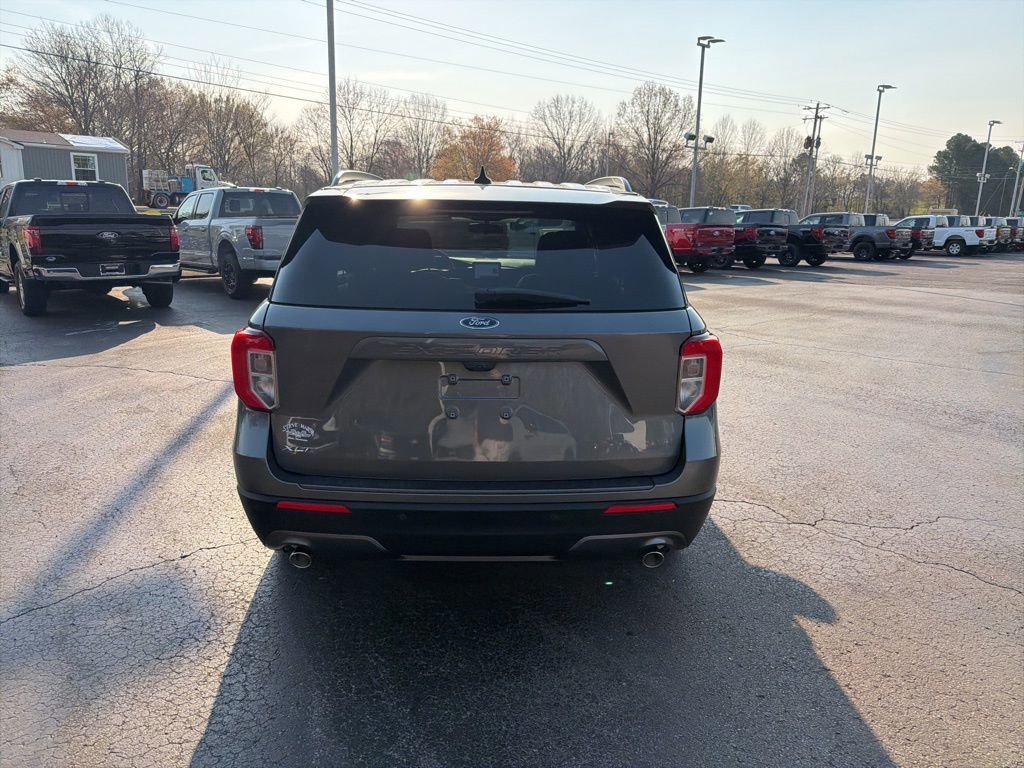 Used 2022 Ford Explorer XLT w/ Equipment Group 202A image 4