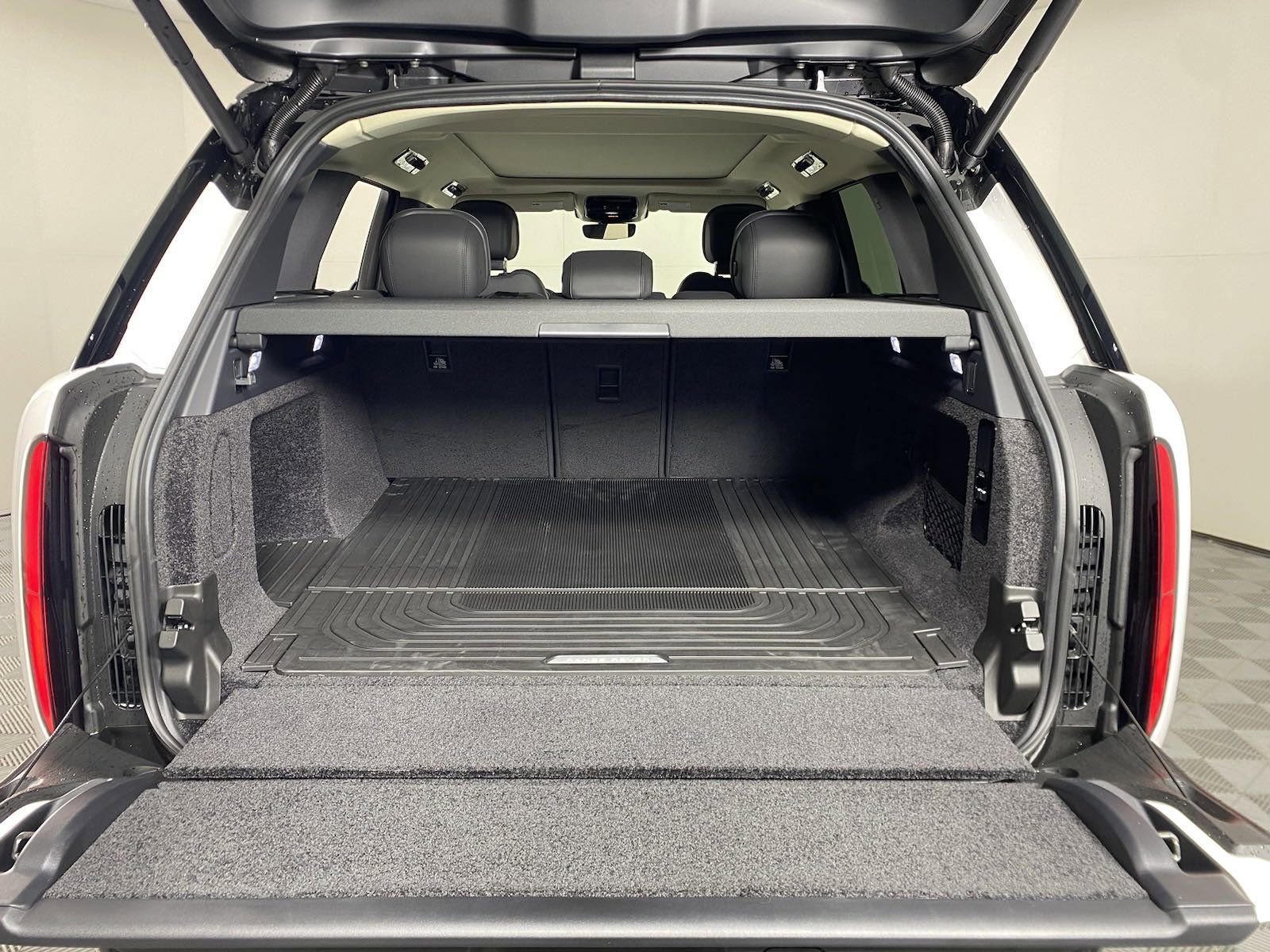 New 2025 Land Rover Range Rover SE image 25