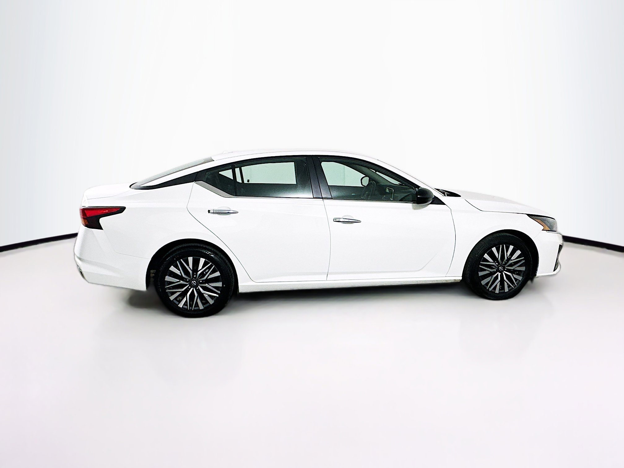 Used 2025 Nissan Altima 2.5 SV image 10