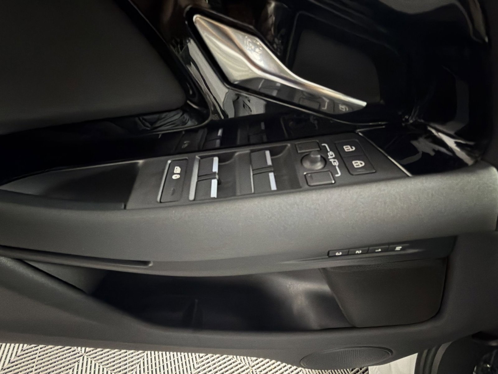 Used 2024 Land Rover Range Rover Evoque S image 15