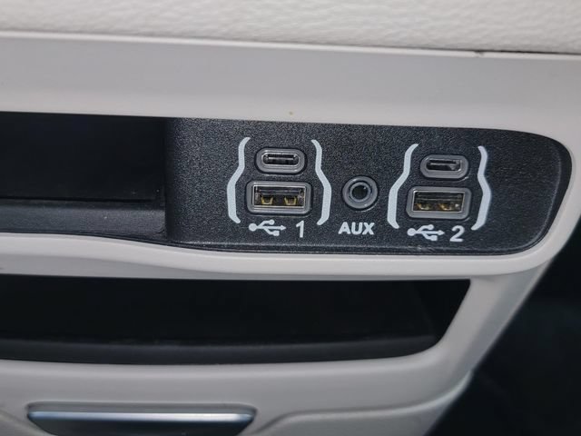 Used 2023 Chrysler Pacifica Touring-L FWD image 22