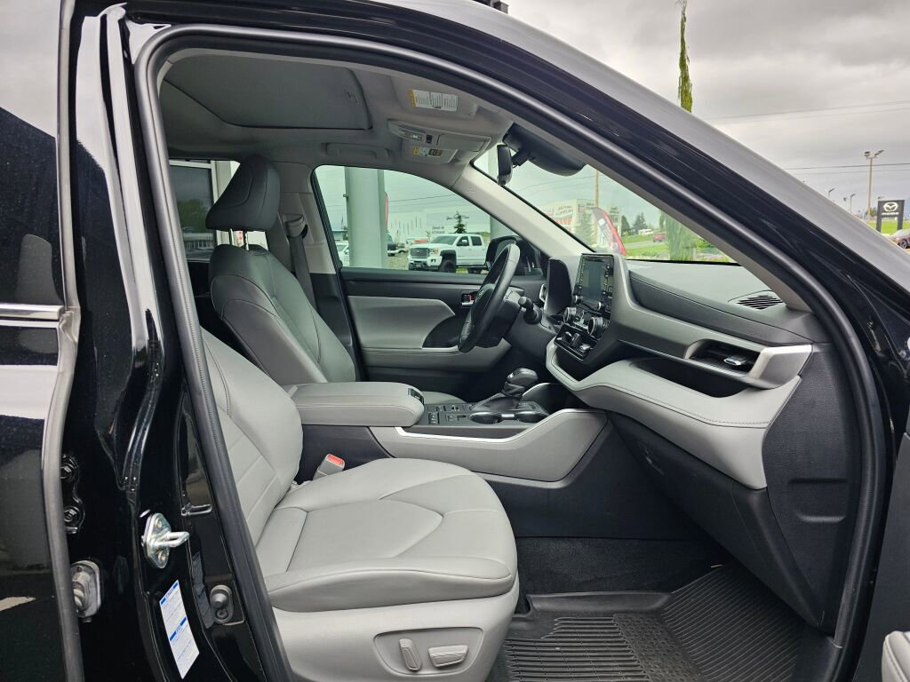 Used 2022 Toyota Highlander XLE AWD/4WD image 11