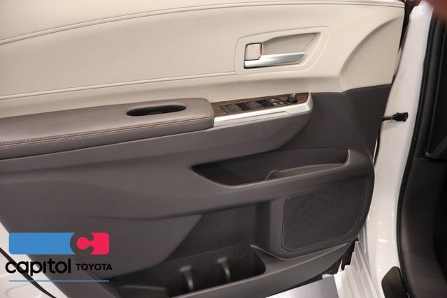 Used 2024 Toyota Sienna XLE FWD image 9