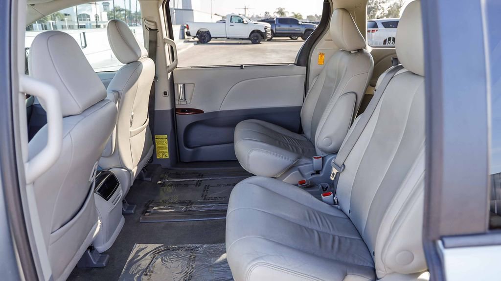 Used 2014 Toyota Sienna L image 20